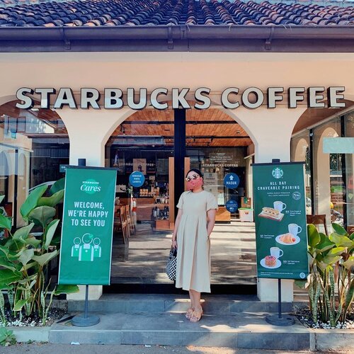 Found the Sbux Store matchy matchy with my dress 😍😘
.
.
Bisa tebak ini @starbucksindonesia mana ngga💁🏻‍♀️
.
.
#starbucksinstyle #starbucksindonesia #miroirlook #potd #vintagestyle #vintagelookbook #ootdindo #clozetteid #newnormal2020