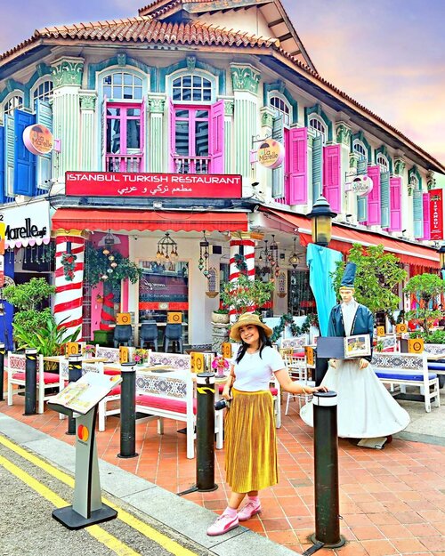 Aslinya Kalau explore Kampoeng Glam, Haji Lane or Arab Street ngga mungkin sesepi ini. Ini kebetulan aja ke snap buru” dengan kekuatan Handphone karena suka sama si Cafenya gemesh. Ditambah banyak kalimat “excuse me” dari orang-orang lewat juga🤣🤣🤣By the way Kumpulan makanan” wajib Singaporean ala #traveldiaryekannisa udah aku wrap up di Youtube aku babes💋. Hope you guys Enjoy it😘😘😘...📷 Mas Ubuy❤️ @eka_vaganza #ceritaperjalananicha #clozetteid #ootdindo #sgb_family @singaporeguidebook #singaporefood #passionpassort #tlpicks #tlasia #travelandleisure #travelandstyle #travelandlive #iphonesia #travelphotography #travelingthroughtheworld