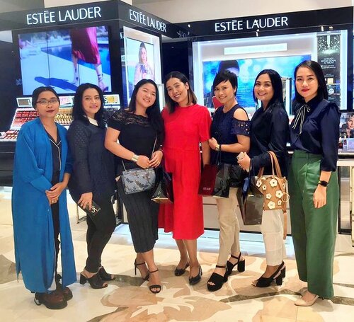 Kemarin aku diajak main sama @femaledailynetwork  ke booth @esteelauderid . Disini aku cobain apply the most Famous Serum ❤️... Advanced Night Repair Serum dan Eye Cream on top of my make-Up!! Baru kali ini apply serum dan eye cream di wajah yang sudah full Make-Up. Herannya make-up aku ngga crack malah semakin glowing 😍😍😍. Jadi selain untuk skin care routine rangkaian Advanced Night Repair ini bagus banget untuk Touch Up🤩. Swipe left buat liat hasilnya di wajah aku 💁🏻‍♀️.
.
.
.
Jadi ngga heran doong kalau Serum Advanced Night Repair jadi top review di Female Daily. The Quality prove everyhting 👌🏻
.
.
.
#FDxEsteelauder #femaledailynetwork #advancednightrepair #advancednightrepaireye #bloggerlife #beautyreview #clozetteid #bestserum #tampilcantikind