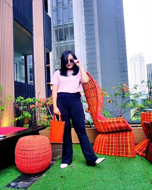 Thinking positive isn’t about expecting the best to happen everytime...but accepting that whatever happens is the best for this moment💋💋.
.
.
ehh by the way  ini tuh bukan gaya tapi lagi nyari receh tapi sampe pulang ga nemu 💛.
.
.
.
#potd #clozetteid #styleinspiration #weekendvibes #toptotoe #ootdinspiration