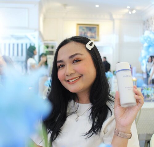 Newest from @laneigeid Miraculous Skin Fortifier. Cream Skin Refiner ini di buat agar mempersingkat skincare routine kita. Karena di dalam Formulanya sudah terdapat moisturiser dan toner. Terbuat dari White Tea Leaf yang kaya akan kandungan amino acidnya. Uniknya  peoduk ini juga bisa dijadikan face mist..hmm what a multitasking product💛...#clozetteidxlaneige #laneigeindonesia #creamskinrefiner #clozetteid