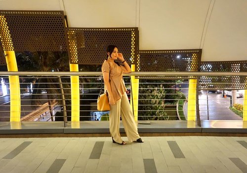 WALK as if you are kissing the EARTH with your feet 💛. Love my comfort outfit so much 😍😍😍
.
.
.
👚: @_herstry_ 👖 : @zara .
.
#potd #instyle #ootdfashion #clozetteid #photooftheday #earthcolors #wednesdayvibes #wednesdaywisdom #setterspace #toptotoe
