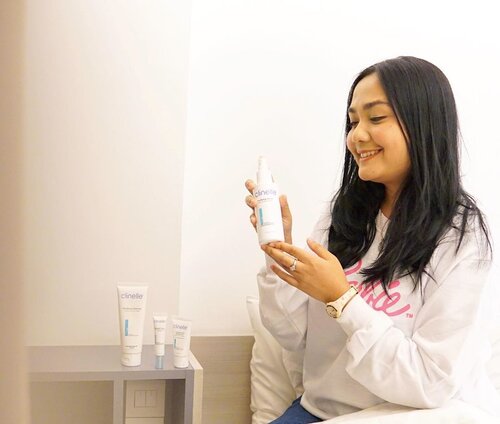 Udah ngga pusing sama “How to conceal blemish?” karena sekarang udah punya easy steps to banish blemish. Clinelle Purifying Series ini punya 4 langkah simple untuk memberantas dan mencegah jerawat. 
1. Clinelle Purifying Cleanser
2. Clinelle Purifying Toner
3. Clinelle Blemish Gel
4.  Clinelle Gel Moisturizer
Kalau biasanya produk untuk menghilangkan jerawat membuat kondisi kulit lebih kering. Clinelle Purifying Series ini justru membut kulit tetap lembap dan teksturnya jadi lebih soft.
More about this Clinelle Purifying Series it’s Up on my Blog😘
www.budiartiannisa.com (link on bio)
.
.
.
#myacnemyjourney #clinelleindonesia #clozetteid #clinellexclozetteidreview #skincare #withclinellepurifying #ichamaucerita #acnetreatment #acneproblems