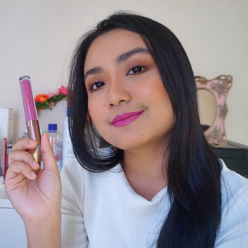May your day brighter than my lips 💋💋💋.Audrey Hepburn said “Elegance Is The Only Beauty that never fades” . This fuchsia colors by @mobcosmetic make me feels like ones. 💕💕What shades am i wearing??? Just go straight to my blog 😘.....#clozetteid #clozetteidreview #mobcosmetic  #beautybloggerindonesia #kbbvfeatured #bloggirlsid #makeupincrime #beautychannelid #setterspace #fuchsia