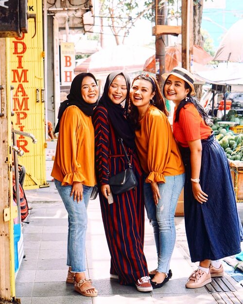 Throwback Aruna dan Lidahnya culinary trip with @travelokaeats 💛. Sadar ngga sih ngga ada yang janjian baju tapi tiap hari tone warna bajunya sama bebku? By the way ini lokasi fotonya di pasar oleh oleh beneran ..walaupun di pasar tapi tetep looks good 🤣 dan vibe muka kenyangnya dapet banget🤣😘.
Have a nice day 💋
.
.
.
#ceritaperjalananicha #arunadanlidahnya #girlsquad 
#eatsxarunadanlidahnya 
#temankulineran #jokopi #surabayakuliner #fooddiary #foodie #clozetteid