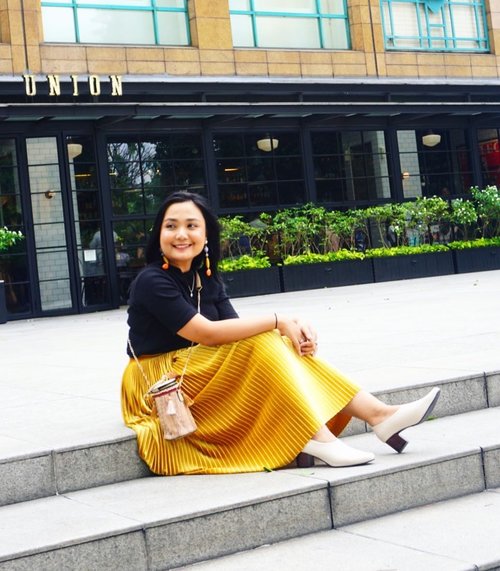 My superpower is “To make your day brighter and smile” 💛💛. Now tell me what is yours?? 😘
.
.
.
.
📸 by @astieacykoeswardani 😘
#clozetteid #nocheid #potd #toptotoe #styleoftheday #styleblogger #outfitideas #bloggerceria #styleinspiration