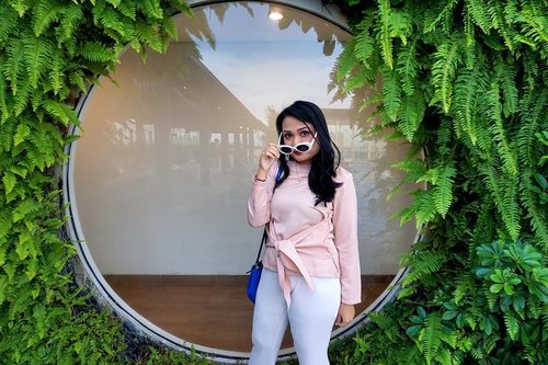“How was your Friday going so far? 😎 “ . This sunglass pose taken from my last weekend in @mercurebandungcitycentre . .
.
.
Let’s catch Up on my New Blog Post to see the whole staycation experiences 💕💕.
.
.
.
www.budiartiannisa.com
.
.
.
Untuk yucuub klik link di bio ❤️❤️❤️
.
.
@indonesiahotelreview 
#mercurebandungcitycentre #mercurebandung #skyviewpoolandbar #bandungskyviewpoolandbar #BandungBanget #jktgo #bandunggo #clozetteid