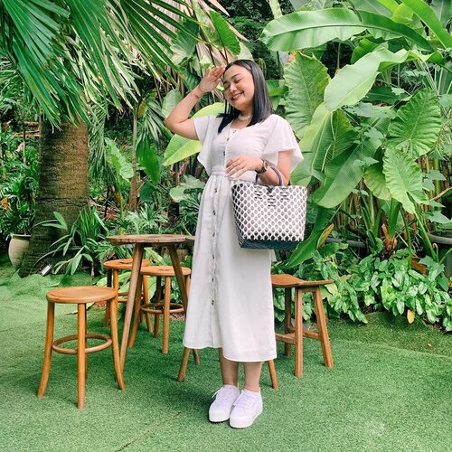 Inspired by Gaya hormat gerak upacara 17 Agustusan 💛
.
.
Penasaran apakah ada Upacara Virtual by zoom ngga niih di 2020 ini😘😘 
.
.
Uupps iya itu ada Marno Picnic bag😍😘 Edisi picnic #MarnoPasarBag 

📸 @palmsuiker 💛
👜 @whatpixiesees 
👗 @cottonink 
👟 @superga_id 
#CeritaPerjalananIcha #MarnoPicnicBag #MarnoPasarBag #MarnoGirls #jktgo #jktspot #supergaplatform #ootdinspo #ootdindonesia #travelandstyle #clozetteid