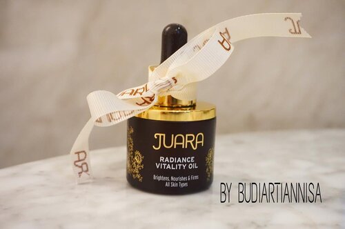 Akhirnya salah satu wishlist di tahun 2018 ini tercapai 💕💕 yaitu kesampean untuk nyobain brand @juarabeauty 😍😍😍...Kalau kalian lagi di @sephoraidn tengok” deh pasti nemuin brand ini. Brand Juara ini filosofinya bagus banget, mereka menggabungkan Eastern&Western tradisi untuk membuat Skincare Juara. Bahan dasarnya dari JAMU. Jamu yang sering kita jumpai sehari-hari terutama kalau yang berasal dari Jawa seperti aku ini. Memang khasiat Jamu itu ngga terkalahkan dengan apapun....Juara Radiance Vitality Oil ini udah habis aku pakai selama sebulan lebih. Si Vitality Oil ini pas banget untuk kalian yang menginginkan hasil kulit lebih kencang..cerah..dan memperbaiki tekstur kulit. Senengnya lagi walau judulnya OIL. Vitality Radiance Oil ini ngga membuat kulit menjadi beminyak. It’s safe for sensitive skin 👌🏼. Setelah aku intip di kandungannya ada kunyit dan kemiri 💛 hmm pastinya kaya banget manfaatnya untuk kulit dan kesehatan 😍😍..Waww udah panjang banget ini next aku review lengkap di blog ya gengs 😘😘😘....#ichamaucerita #edisireviewdiblog #juaraskincareid #juaraskincare #juararadiancevitalityoil #clozetteid #kbbv #beautybloggerindonesia