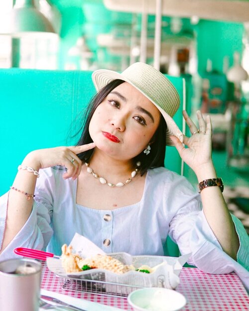 Thinking about mau buat What’s for Dinner ngga ya? hmm yang lagi diet suka protes niih tapi yang doyan makan seneng😆😆 Jadi gimana aku lanjut buat What’s For Dinner si Ig Stories ngga nii babes😘💁🏻‍♀️...📸 @anitamayaa 💋#ichalagimikir #clozetteid #potd #jktspot #jktgo