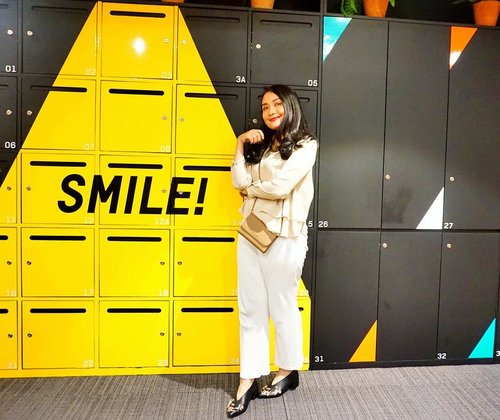 A smile is the prettiest thing you can wear😊. Soo Be the reason behind someone smile today and everyday🧡🧡
.
.
.
.
#ootd #potd #clozetteid #toptotoe #minimalistinspiration #minimaliststyle