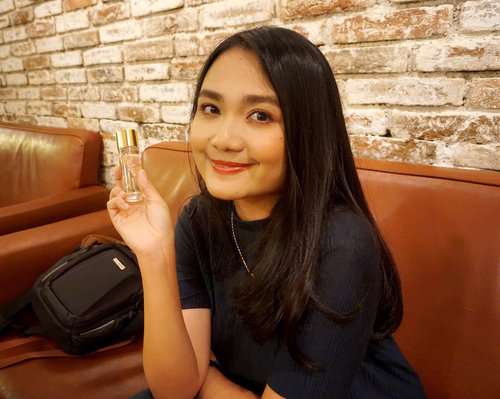 Can you spot the gold flakes spark inside the bottle???It’s a Gold Water #24kbiogold from @bioessenceid For those of you who have pores problem like meee this gold flakes made for us 🥂#showyourglowingskin Plus it makes our skin firm and glow like Woow 🤩🤩🤩I can’t wait to meet @suhaysalim in person #teamsuhay Let’s join the team ladies @litanoviaci @astrids03 @desikristianis #bioessenceid #bioessence #beautyenthusiast #beautyhunter #beautyreviews #theenthusiast #clozetteid