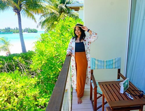 Dear Maldives
You know I miss you so much.  Today  I’m gonna sailing. Hope the wind, sea and sky can fulfill my desire of missing You 💛
.
.
Sebelumnya ngga tau kalau di Maldives itu negara mayoritas muslim. Bahkan punya pantai yang khusus untuk pakai baju renang. Jadi ngga di semua pantainya bisa pakai one piece atau bikini. Kagum sama sunsetnya yang super cantik banget. Dan di setiap sunsetnya ada adzan💛. Sampai kalian tanya “Kok ada adzan?” “itu di ig stories adzan ya?” yess it is. Di Maldives ini juga impian aku ke pulau pasir kosong (SandBank) kesampean. Pulau pasir yang suka liat di lukisan” itu..ada beneran ternyata🤔. Sebagian ceritany udah aku publish di blog.Saking nyata indahnya,jujur bigung mau ungkapin di tulisan. Sungguh karya Allah itu maha indah adanya. “Maka nikmat Tuhanmu yang manakah yang kau dustakan”.
.
.
September 2018
📷 @eka_vaganza 💛
#traveldiaryekannisa #ceritaperjalananicha #maldivesislands #maldivesresorts #maldivesinsider #wowplacestogo #kandoomamaldives #beautifuldestinations #clozetteid