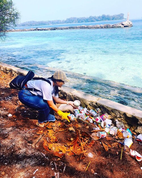 Biasanya kalau posting foto ada sampah di healing, ada tempat sampah di cut, ada plastik jatoh di healing lagi. Nah sekarang khusus buat kalian aku foto sama sampah. Karena memang dimana mana sampah. Hari ini pertama kalinya banget aku main ke kepulauan seribu. Yaitu pulau Harapan dan pulau Bulat. Sayang banget di balik lautnya yang cantik ternyata sampahnya full dimana mana. Coba gimana nih kalau kalian liburan pada buang sampah sembarangan ngga? kelihatannya kecil sih tapi kalau semua menganggap sampahnya kecil lama lama jadi pulau sampah nihh. ..Inget waktu ke Maldives rasanya mau ninggalin sampah botol sama snack di kapal aja malu, karena semua orang keep sampahnya dan buang di tempatnya. Apalagi di pulaunya megang botol kosong aja udah diliatin penduduk. Mereka aware banget sama tourist ataupun orang lokal yang buang sampah sembarangan. Daripada nyalahin orang lain yuk mulai dari diri sendiri dulu. Buat selalu inget buang sampah di tempatnya dan sebisa mungkin kurangin sampah. Remember babes small things matter 💛. ..Thank you so much @thebodyshopindo udah ajakin aku dan buka mata aku untuk perduli sama kesehatan bumi ini 🤩💛. Yukk let’s do small things for better future...#tbsbeautybae #thebodyshopindo #CeritaTanpaPlastik #lifeatthebodyshop #zerowasteliving #potd #ceritaperjalananicha #clozetteid