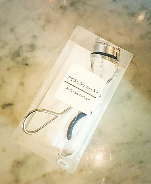 Buat yang suka jepat jepit bulu mata..maybe you should try this One ☝🏻☝🏻☝🏻. Eyelash Curler by @mujiindonesia selain ringan, efek lentiknya bagus, harganya juga affordable 🤩🤩🤩. Specially if you guys love travelling this one will fit in your pouch perfectly👌🏼.
.
.
.
.
#beautyhaul #eyelashcurler #beautymusthaves #muji #whatsinmypurse #beautysecret #magictools #clozetteid #beautybloggerindonesia #flatlay