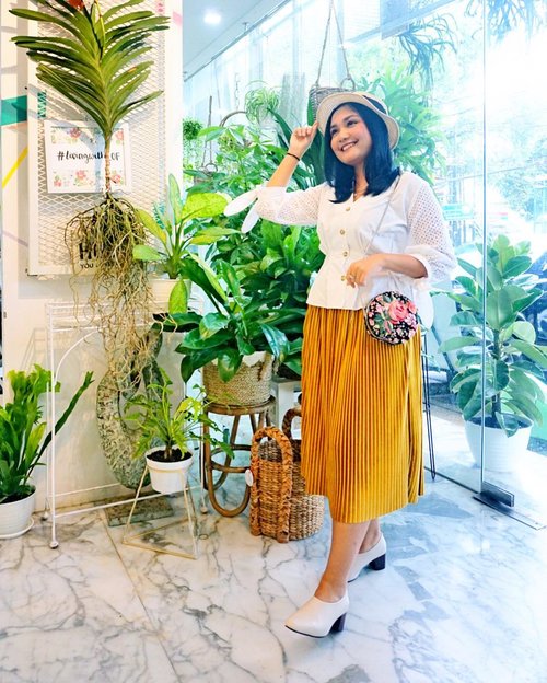 Just be who you TRULY are 💋 NOT who the world wants you to Be ❤️.
.
.
.
Di foto by Mas @eka_vaganza 💛
#potd #clozetteid #lifequotes #ootdguide #styleinspiration #zaraindonesia #zarawoman #bloggeroutfit #bloggerceriaid #styleonfleek