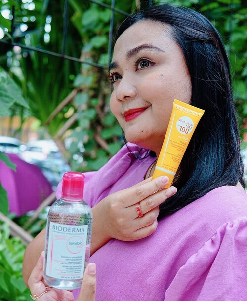 𝘾𝙡𝙚𝙖𝙣𝙨𝙚 𝙖𝙣𝙙 𝙋𝙧𝙤𝙩𝙚𝙘𝙩❤️2 hal dasar yang harus konsisten untuk kulit yang sehat terutama kalau kalian ingin #MaskneFree 💕@bioderma_indonesia Sensibio ini Micellar water terhype yang memang jadi Micellar Water pertama yang cocok di kulit aku, karena sangat nyaman untuk kulit Sensitif. Setelah sekian lama akrab sama Micellar Water Sensibio Finally minggu ini for the first time kenalan sama sunscreen Bioderma Photoderm SPF 100 PA++++..buat yang kulitnya sensitif seperti aku denger SPF 100 lumayan tertantang ya babes..eh ternyata pas digunain senyaman itu💛 It’s thicker than usual but feels more moisturize on my skin✅More about #IchaMauCerita Bioderma ini udah up di www.budiartiannisa.comLink in Bio😘#IchaMauCerita#Bioderma #Biodermaindonesia #RespectYourSkin #SensibioH2O #photoderm #BiodermaxClozetteIDReview #ClozetteId #sensitiveskin