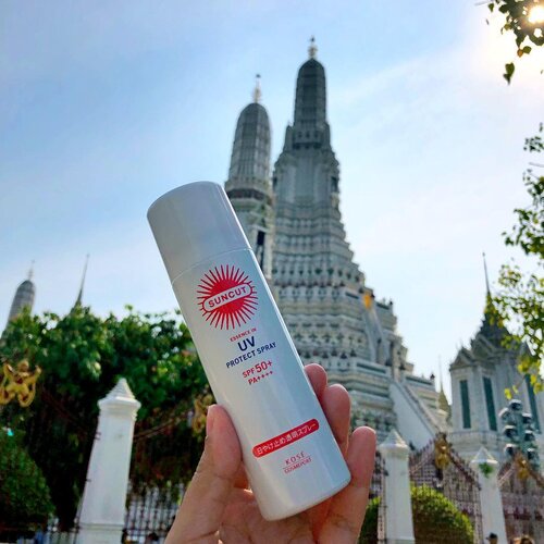 Have you protect your skin from the Sun damage? 🌞🌞🌞Liburannya seru tapi kulitnya tetap terjaga ngga babes???Kalau lagi traveling gini mau reapply sunscreen aja pasti lupa terus. Selain karena ribet juga karena ngga mau make-up jadi rusak 🙄. Itulah kenapa Suncut UV Protect Spray wajib dibawa kemana-mana dan ngga boleh ketinggalan 💚💚💚. Karena bentuk Sunscreen-nya spray, jadi gampang banget untuk reapply dan ngga merusak make-up di wajah. Jangan lupa juga untuk spray di bagian tubuh kalian yang terekspos matahari. Inget-inget nih Sun Damage penyebab utama aging lohh..so don’t ever skip your sunscreen 😘...Gimana nihh para traveler kalian sudah pada cobain belum??? ..#ichamaucerita #kosecosmeportid #kose #travelessentials #sunscreen #beautymusthave @kosecosmeportid #kosecosmeport #suncut #bloggerlife #bloggerreview #kbbvfeatured #clozetteid