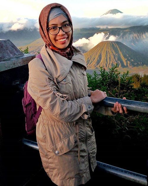 All you need is a backpack and a Warm long coat. Don't forget youe sneakers moms :).#yustiraka #tourdejava2016 #bromomountain #ClozetteID #hijabstyle #hijabtraveller #esprit #kipling