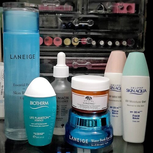 Quick snap on today's #amskincareroutine. .
💞 @laneigeid Skin Refiner Light
💞 @biotherm Life Plankton Essence
💞 @nacific_official Phyto Niacin Whitening Essence
💞 @laneigeid Water Bank Eye Gel
💞 @origins Ginzing Energy Boosting Gel Moisturizer
💞 @skinaquaid UV Moisture Gel (Tzone)
💞 @skinaquaid UV Mild Milk (Chin and Neck)
.
#clozetteid #clozettestar #tomford #dior #makeupmess #makeupjunkie #makeupaddict #makeuphoarder #makeuplover #beautyjunkie #indonesianbeautyblogger #fdbeauty #luxurymakeup #highendmakeup #motd #fotd #bloggerindonesia #bloggerkediri #beautyvlogger #vloggerindonesia #bloggersurabaya #indonesiabeauty