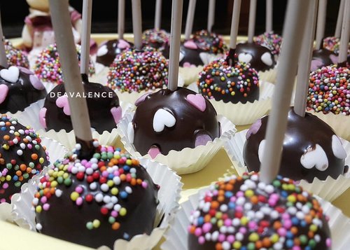 Aren't they so lovely? Made those cake pops for Mom's bday last week. I've posted more pics on @ddeeaavalence, but still I can't resist to post here too because they are so cute and wanna share with you..#clozetteid #clozettestar #cakepops #cake #pastry #bakery #baking #ilovebaking #bakingaddict #sprinkle #chocolate #brownies #birthday