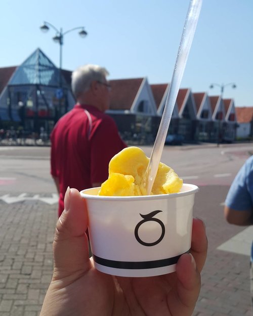 3 things (of those many things, I could list even more than 20!) that make us so grateful today: this mango sorbet, perfectly good weather, and Hans (the man with the red shirt).. #clozetteid #clozettestar #sorbet #mango #summer #thankful #instafood #volendam #netherlands #foodlover #food #icecream #fruit