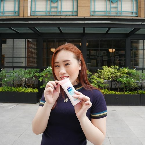 YAY! Finally trying the latest series of Vaseline Healthy White : Fresh and Fair. So far I like it because it doesn't feel sticky at all.Rate :⭐⭐⭐⭐⭐#VaselineXClozetteIDReview #TetapNyaman #ClozetteID#abcommunity #kbeauty