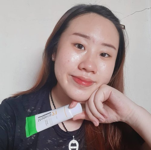 Semingguan ini nyobain moisturizer dari @madeca21_kr Madeca Dermatology "Tecasol Cream". Abis pake moisturizer ini muka gw berasa glass skin gitu gila WKWK. Fyi difoto ini nggak pake base makeup, cuma basic skincare aja. Mantul ga sih? I love my skin lah haha.

Shop here⤵️⤵️
hicharis.net/yuuisabella/I06

#clozetteid #kbeauty #glassskin #abcommunity #skincareenthusiast #koreanskincare #skincare
