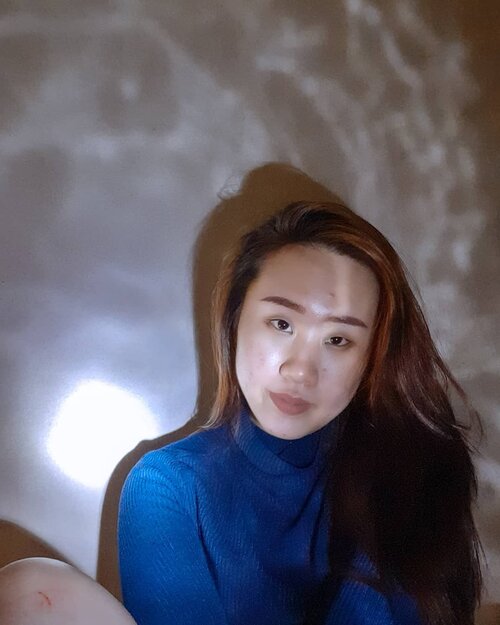 saw this photography trend on #tiktok and made my own version. using flashlight and a glass then pose in front of your camera right away! ㅡusing nude lippies, never thought it looks good on me wkwkwkwk ㅡp.s featuring kaki lecet. lecetnya dikit, nyerinya waw.