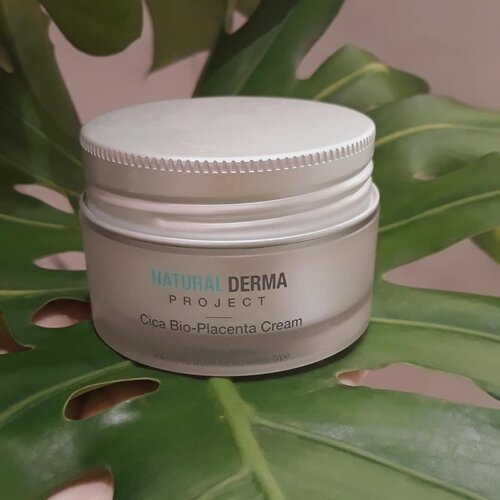 Beberapa bulan yang lalu, aku sempet cobain salah satu ingredients yang bagus banget buat kulit acne prone. Ingredientsnya udah pasti familiar banget di telinga kalian, yaitu Cica!ㅡAku cobain Cica Bio Placenta Cream nya Natural Derma Project @naturaldermaproject.official selama kurang lebih 1 minggu, jerawat yang tadinya merah banget jadi lebih tersamarkan. Gokil kan?ㅡOh ya btw kalian bs cek ini di shop Charis ak yaNih linknyahicharis.net/yuuisabella/dAX #naturaldermaproject #cica #kbeauty #abcommunity#charis #hicharis #clozetteid #acne