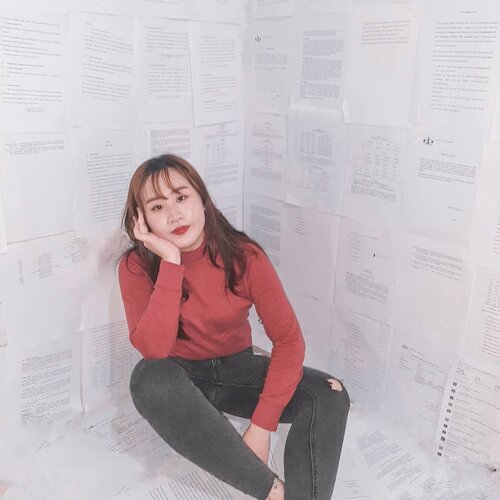 ((trying to join the hype)) #quarantinephotoshoot 
ㅡ
karena dikamar aku adanya kertas bekas skripsi, so welcome to skripsi-land! 
ㅡ
dear #quarantine, thank you for making me more creative. lol.