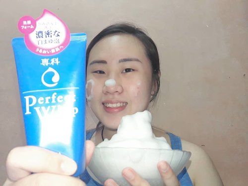 #howbigisyourfoam me likey u @senkaindonesia ㅡClaims as the best seller facial foam in Japan, Senka has been arrived in Indonesia since last month and I just give this facial foam a try. Perfect whip. Now i know why it called perfect whip, the foam is so much like a whip cream. Only 2 cm usage of this facial foam and u will get enormous amount of foam. ㅡThis facial foam contains hyaluronic acid which is for moisturizing, no wonder after I wash my face I feel my skin is moisturized. ㅡU can get this facial foam on Sociolla, and this cost below IDR 100k guys. Use my code to get 50k off SBNLA8RM for minimum purchase of IDR 250Kㅡ#abcommunity #asianbeautycommunity #asianskincare #japanese #senkaperfectwhipreview #yuuisabellareview #clozetteid #clozette