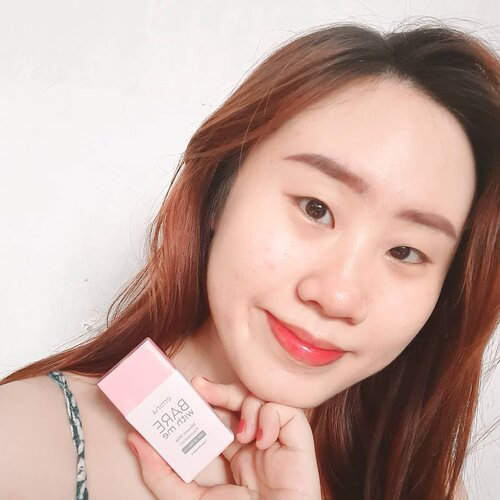 hari ini iseng nyobain foundie terbaru dari @eminacosmetics yang shade 01 Light 
LOOKS HEALTHY SEKALI BUNGGGG

so here's my first impression: 

📎texturenya cair, jadi sebelum dipake harus di kocok-kocok dulu. 
📎untuk coverage, dia medium sih. soalnya bekas jerawat aku masih keliatan dikit wkkw
📎 semi matte finish, masih ada keliatan glownya dikit.
📎 feeeellllsss light on my skin! 

ok. that's all for today! nanti kapan kapan aku buat detailnya di blog! HEHE.

#makeup #clozetteid #beautybloggers #beauty #blogger #minireview #eminacosmetics #localbusiness #localpride #minimalism #glow #makeuplooks #dailylook #wokeuplikethis