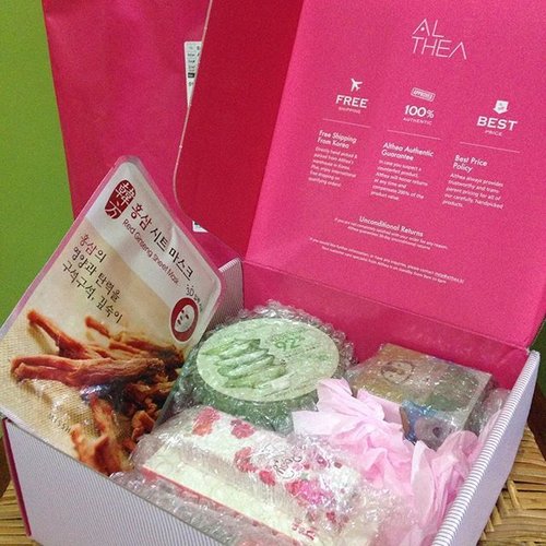 Open my pink parcel from Koreaaaa ❤️😍😍😍😍Dapet ginseng mask for free pula, belanja lagi yuk di id.althea.kr mumpung masih banyak diskon ☺️•••#AltheaKorea #AltheaID #ClozetteID #ClozetteXAlthea