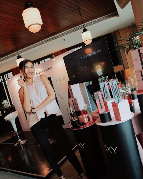 Attending the launching of #PIXYCOLOREINVETION congratulation @pixycosmetics for the new products, all look amazing😍♥️🍃
.
.
Dipotoin si cantik @erlinasutansyah 💕
.
.
.
.
.
.
.
#pixybeautyjournal #pixy #cosmetics #clozetteid #makeup #lips #lipcream #lipstick #eyeliner #eyeshadow #newproducts #beauty #instabeauty #instafashion #instagood #instamood #instagram #beautybloggers #jakartaxbeauty2019 #pink #hair #hairstyles