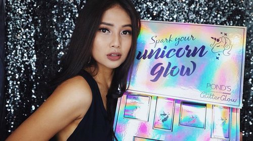 AAAAKKKKK #PondsGlitterGlow is finally here!!! Attention glowgetters and glitterfreaks.. This collection is for YOU! Di box #SparkYourUnicornGlow ini ada peel-off mask, illuminating cream, duo powder, dan moisture stick nya. And my fav one is the peel-off mask!! Gemes bgtbgttt super glittery dan warnanya item, it’s just so meeee😄😍🦄✨ #BornUnicorn #glitterglowreview .
.
.
.
.
.
.
.
#hair #hairstyle #vsco #vscocam #makeup #mua #tutorial #summer #instagood #instabeauty #picoftheday #girl #simplelook #simplemakeup #girl #photoftheday #picoftheday #silouette #longhair #instahair #instagram #instafashion #instafit #instadaily #clozetteid