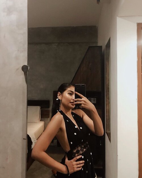 Pamer tangan item🌚✨.........#clozetteid #ootd #mirrorselfie #selfie #polkadots #dress #tan #island #fashion #girl #instagood #instadaily #instafashion #instamood #cocktails #makeup #throwbackthursday #tanned #bali