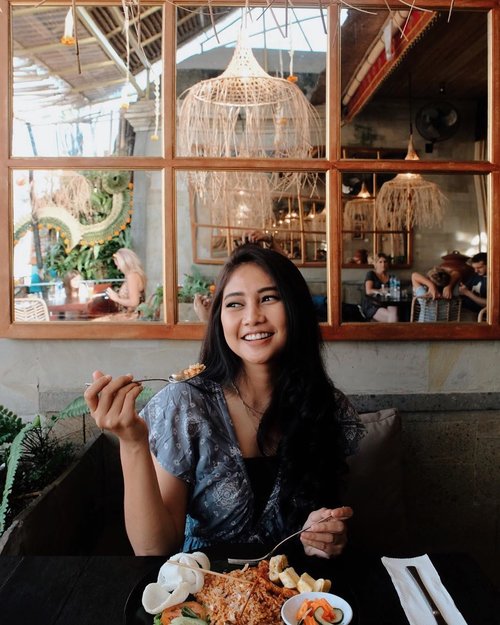 One recommended resto to visit in Ubud. You should try their signature dish called “Nasi Goreng Kecicang”. Sooooo tasty, ENAK BANGGEDD!!!😍♥️ 📸 : @dionluas_photoart..........#clozetteid #weekend #goodday #instagood #goodvibes #instamood #instagram #bali #food #vegan #girl #foodie #lunch #ubud #baliguide #hair #hairstyle #beauty #photography #photooftheday #healthyfood
