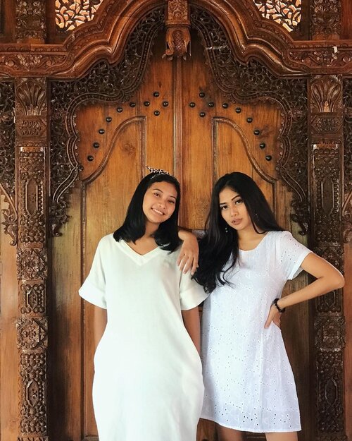 Bakal banyak posting foto sama si Nur deh ni kayanya. Bencong foto banget si Nur kalo ketemu aku tuh... 😄🙂🤪💛
.
.
.
.
.
.
.
.
.
.
.
.
.
#clozetteid #fun #sisters #eid #family #holiday #vsco  #photooftheday #familytrip #summer #familyreunion #picoftheday #beautiful #familyvacation #familytime #white #familyiseverything #sisters #familyphoto #ootd #instagood #instamood #familyday #fam #sister