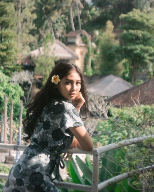 Lagi. Kangen. Rambut. Panjang. Qu. He he🤓 ..............#clozetteid #photography #photoshoot #ubud #balibible #bali #instagood #blur #instadaily #instamood #instalike #model #ootd #green #holiday #mood #longhair #flowers #weekend #vsco #indomodel #hair #sunset #vacation #island #life #lifestyle