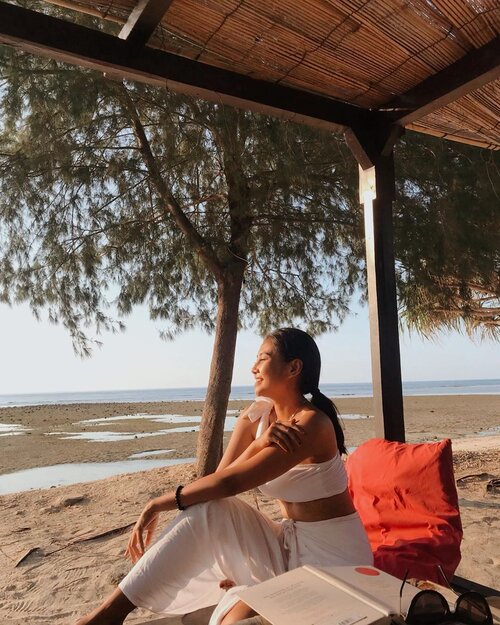 *tahan napas* #ifyouknowwhatImean 🙂..............#clozetteid #beach #sunset #holiday #vacation #sister #book #bali #gili #yoga #peace #travel #instamood #instagood #photography #photographer #photooftheday #picoftheday #white #ootd #summer