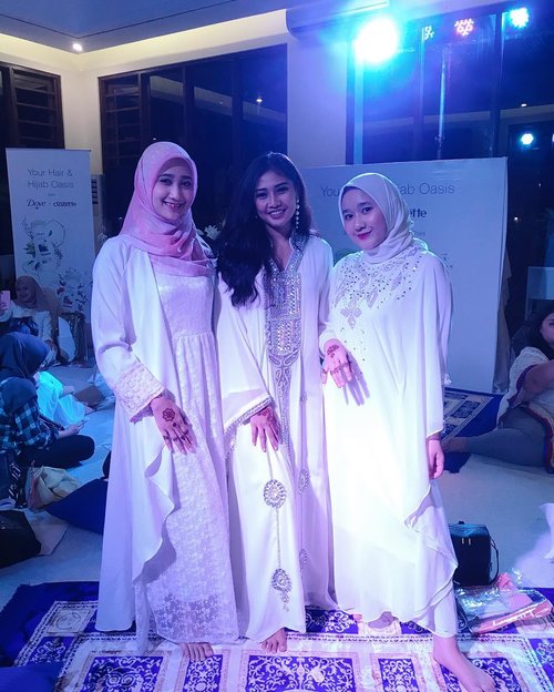 A cheeky picture from Dove Gathering yesterday. It was fun!! Dapet info-info baru soal rambut, belajar cara bikin turban, dan ada booth henna art juga. Thank you @dove @clozetteid for arranged everything😍😘🍃 #RambutKuatAlamiDove #DoveXClozetteID #ClozetteID...........#instafashion #hijab #fashion #style #look #clothes #mylooktoday #lookbook #fashiondiaries #lookoftheday #outfitoftheday #dress #fashiongram #beauty #instastyle #mylook #ootdindo #outfitpost #fashionpost #outfit #todaysoutfit #ootdmagazine #ootd