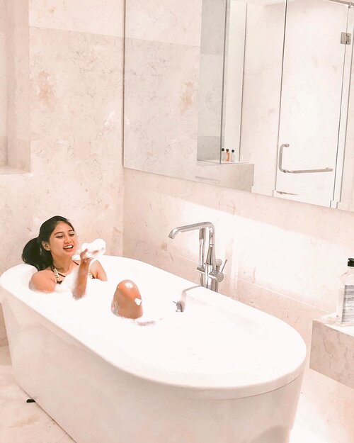 Pakpung🛀💦.......#clozetteid #bathtub #bath #shower #vsco #goodday #instagood #goodvibes #instamood #instagram #bali #island #tropical #girl #tanning #tan #baliguide #hair #hairstyle #beauty #photography #photooftheday #beach #beachwear #summer #holiday #bubbles #bodywash #bikini