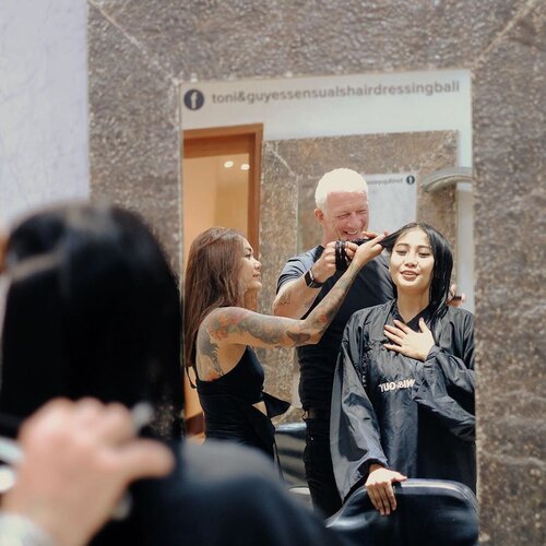 FINALLY!!!! I CAN SHARE MY NEW HAIR TO YOU GUYSSSSS🎉🎉 Thank you @dionluas_photoart for capturing every moment!! Loving all the pics😍ini adalah beberapa foto proses potong rambut di @toniandguyessensualsbali beberapa waktu lalu. You guys can imagine how scary it was for me, se nervous itu😱😅 but I love my new hair now, it’s soooo much better!!! Check out the full video to see the result on my channel [link on bio] and make sure you guys subscribe!!! Enjoy watching 😉😘🍃
.
.
.
.
.
.
#clozetteid #hair #haircut #hairdresser #hairstyles #hairstylist #haircolor #hairstyle #salonsuites #makeover #beauty #instagram #instagramers #instagood #instamood #model #black #bali #salonbali #youtube