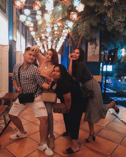 Cabe-cabean Kemang🙂♥️............#friends #bff #clozetteid #positivevibes #beautiful #instagram #instapic #instagood #instamood #instadaily #hangout #night #nightout #arabian #college #life #goodtimes #lovely #girl #weird #silly #fun #kemang #youtube #gorgeous