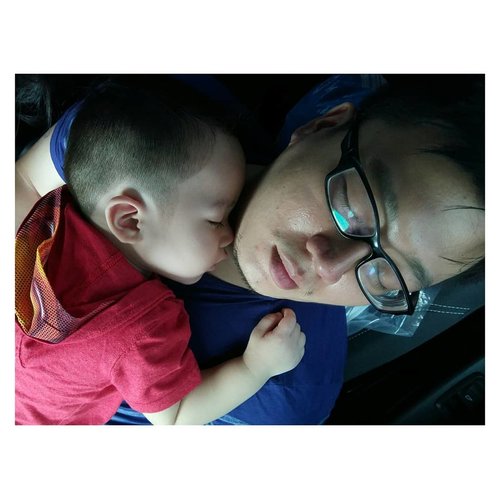 the sweetest moment of the day 😍😍❤❤😘😘
#sleep #hug
.
#dadandson
#family
#love
#clozetteID 
#childhood
#memorylastforever 
#RyuOzoraHalim
#fatherandson