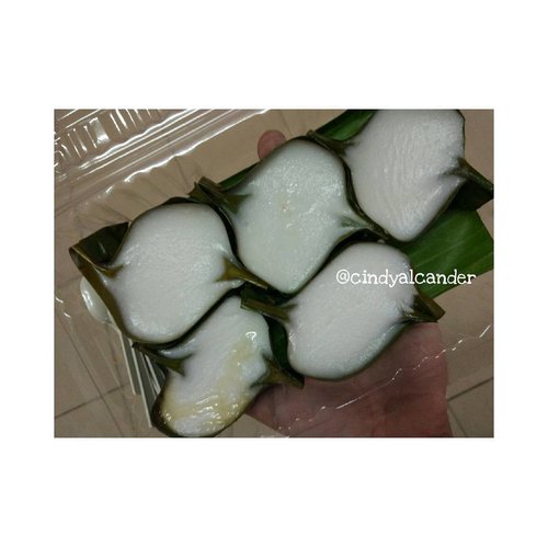 Do you know its name? 😂😂 Actually I often eat this #jajananpasar but I didn't know the name.
When I pay the bill... Owgh its name Pelita 🎊
.
#alca_food #foodie
#goodfoodgoodlife
#foodblogger
#streetfood
#culinary
#kuliner
#clozetteID
.
Points : 4 / 5