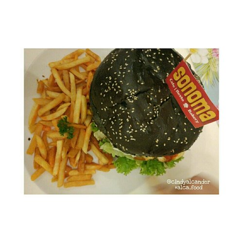 Giant Burger Anyone?
#kekinian @sonomaresto .
.
#alca_food #foodie
#goodfoodgoodlife
#foodblogger
#culinary
#kuliner
#clozetteID
.
Points : 4 / 5