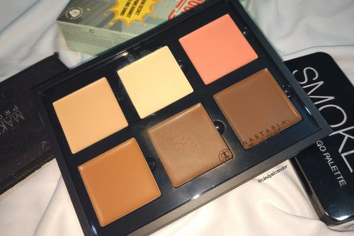 this my fave contour kit 😍😍😍 @anastasiabeverlyhills .mine is Medium to Tan 👌.why oh why ?👌 the most important is Easy to Blend!!! I blend it using beauty blender.👌creamy texture👌available in many shades👌the result is natural, not to much!!👌matte finish.#anastasiabeverlyhills#anastasiabeverlyhillscontourkit#clozetteID#alca_review