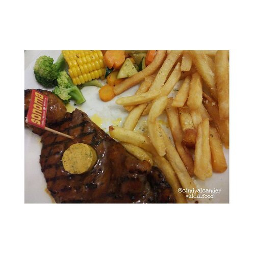 Steak dengan keju #kekinian @sonomaresto .
This is New York steak with sirloin and french fries 😀😀
.
#alca_food
#goodfoodgoodlife
#foodblogger
#culinary
#kuliner
#clozetteID
.
Points : 4 / 5